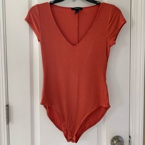 🌺 NWOT. Ribbed v-neck short sleeve bodysuit 🌺
